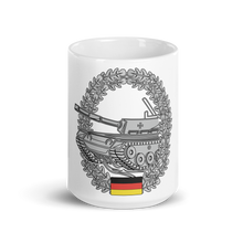 Lade das Bild in den Galerie-Viewer, Weiße, glänzende Tasse Panzer
